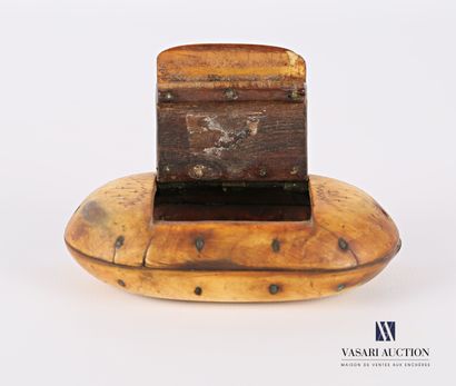Snuffbox in horn of oblong shape with engraved...