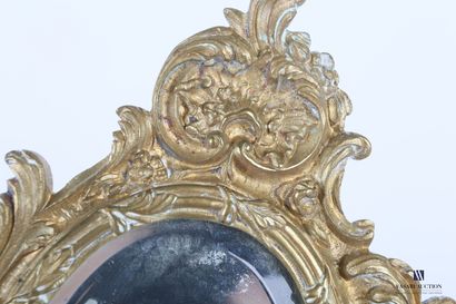 Face to hand in bronze, the bevelled oval...