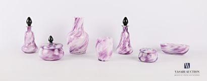 Nécessaire de toilette en verre à décor marmoréen...
