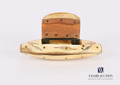 Horn snuffbox in the shape of a shuttle with...