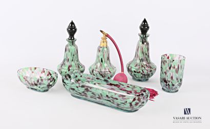 Nécessaire de toilette en verre à décor marmoréen...