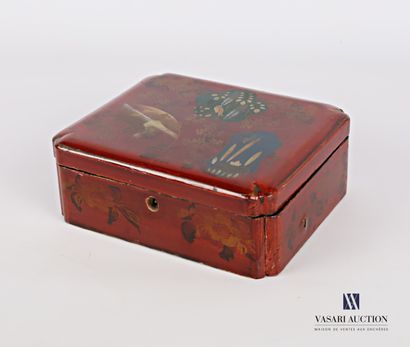 Boîte rectangulaire, les angles pincés, en...