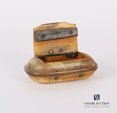 Snuffbox in horn of oblong shape, it opens...