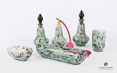 Nécessaire de toilette en verre à décor marmoréen...