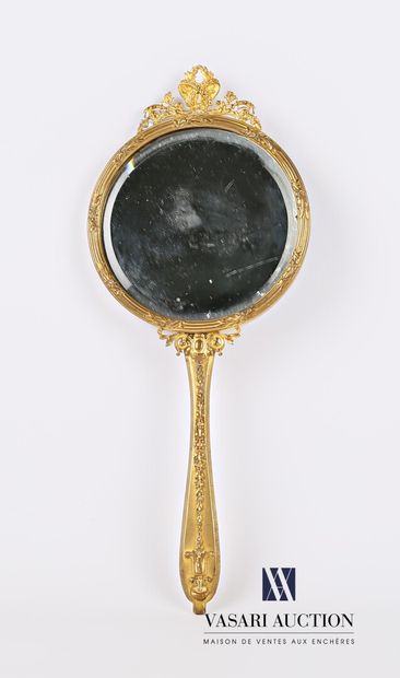 Facing a bronze hand, the round bevelled...