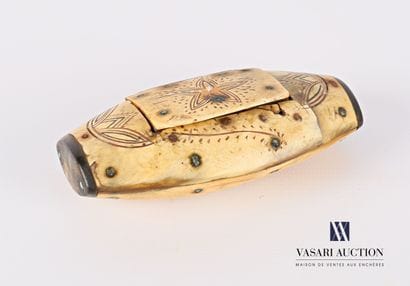 Horn snuffbox in the shape of a shuttle with...