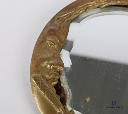 Face to hand in bronze, the bevelled mirror...