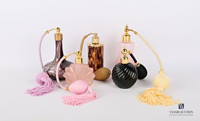Lot de cinq vaporisateurs en verre ou métal...