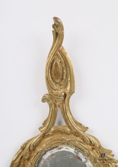 Face to hand in bronze, the bevelled oval...