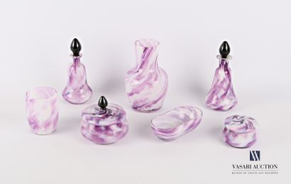 Nécessaire de toilette en verre à décor marmoréen...