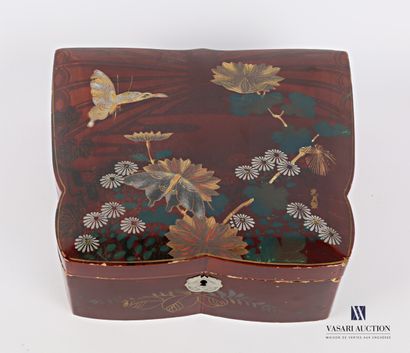 Trapezoid-shaped lacquered boiled cardboard...
