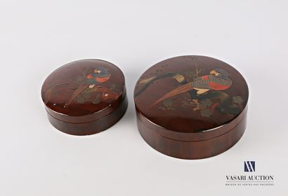 Deux boîtes de forme ronde en carton bouilli...
