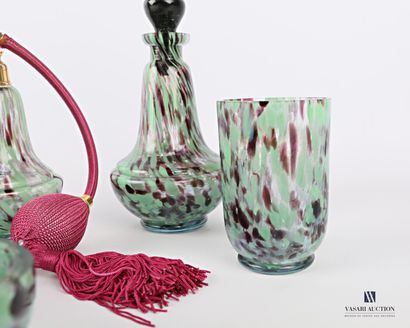 Nécessaire de toilette en verre à décor marmoréen...