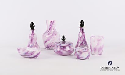 Nécessaire de toilette en verre à décor marmoréen...