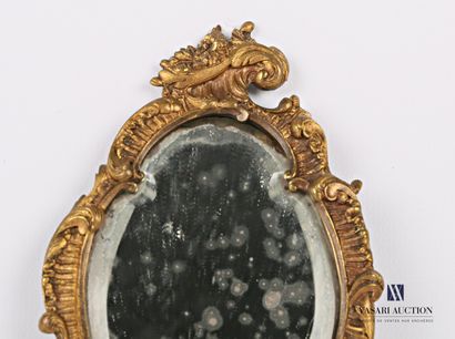 Face to hand in bronze, the bevelled mirror...