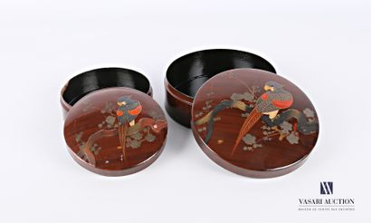 Deux boîtes de forme ronde en carton bouilli...