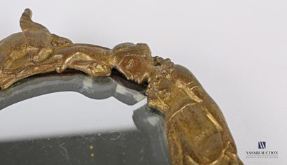 Face to hand in bronze, the bevelled mirror...