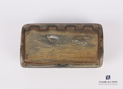 Horn snuffbox of rectangular shape, it opens...