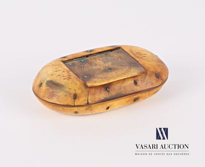 Snuffbox in horn of oblong shape with engraved...