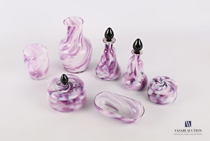 Nécessaire de toilette en verre à décor marmoréen...