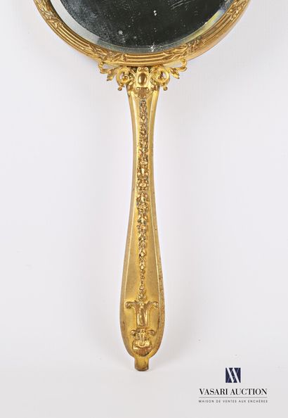 Facing a bronze hand, the round bevelled...