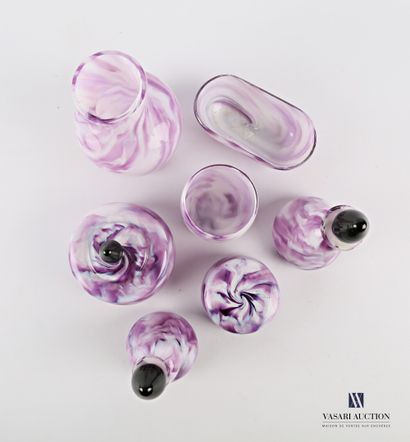 Nécessaire de toilette en verre à décor marmoréen...