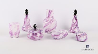 Nécessaire de toilette en verre à décor marmoréen...