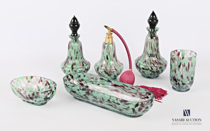 Nécessaire de toilette en verre à décor marmoréen...