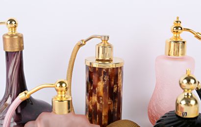 Lot de cinq vaporisateurs en verre ou métal...