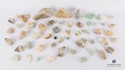 Ensemble d'une cinquantaine de quartz de...