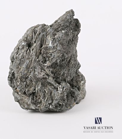 Fragment de roche présentant des brins de...