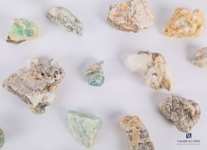 Ensemble d'une cinquantaine de quartz de...