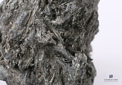 Fragment de roche présentant des brins de...