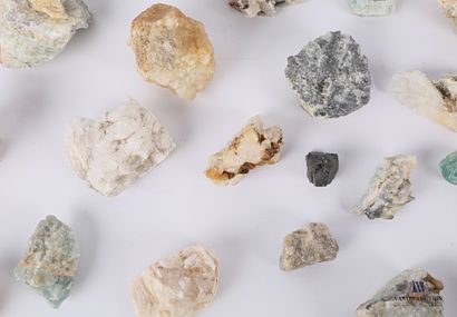 Ensemble d'une cinquantaine de quartz de...