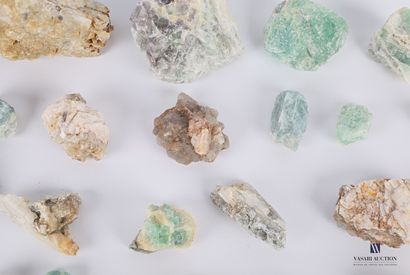 Ensemble d'une cinquantaine de quartz de...