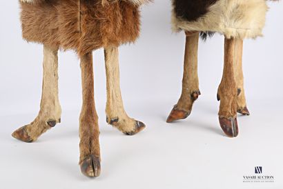 Paire de tabourets, l'assise en peau de cerf...