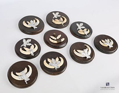 Ensemble de neuf trophées dentaires de sanglier...