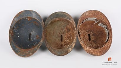Trois coques de casque Adrian modèle 1915,...