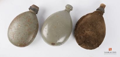 Trois bidons individuels de soldat allemand,...