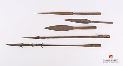 Ensemble de cinq pointes de lance en fer...