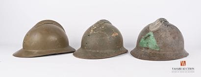 Trois coques de casque Adrian modèle 1926,...