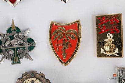 Set of various unit insignia: 1st R.C., 27th...