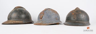 Trois coques de casque Adrian modèle 1915,...