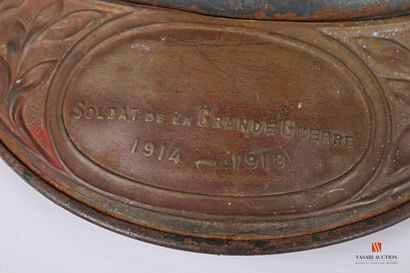 Trois coques de casque Adrian modèle 1915,...