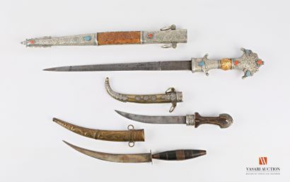Poignards de ceinture dont Koumya, bois et...