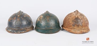 Trois coques de casque Adrian modèle 1915,...