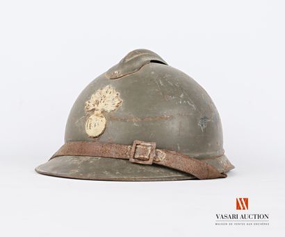 Casque Adrian modèle 1915, repeint en kaki...