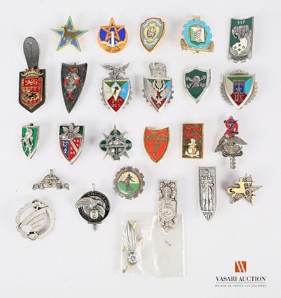 Set of various unit insignia: 1st R.C., 27th...