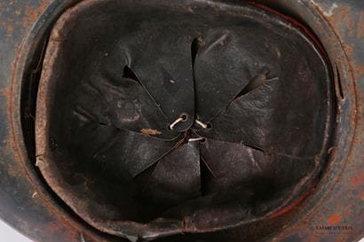 Trois coques de casque Adrian modèle 1915,...