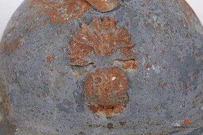 Trois coques de casque Adrian modèle 1915,...